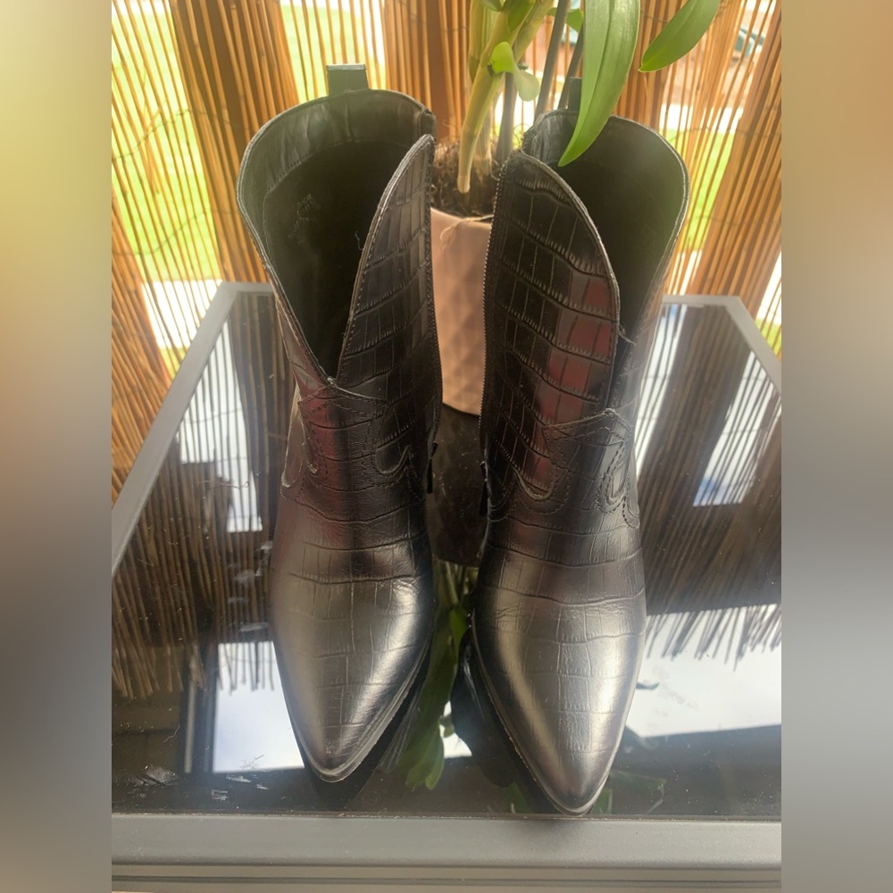 Jessica Simpson JS-Hilrie Black cowboy boots. Croco leather. Size 5.5. Used.